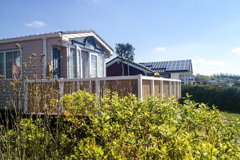 Ferienhaus am Goitzschesee mit üppig bepflanztem Außenbereich