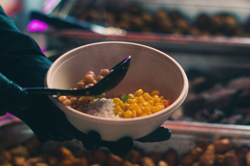 Eine Bowl wird frisch vor Gästen zubereitet