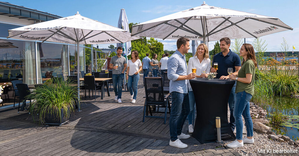 Terrasse der BERNSTEIN Location mit Personen an Stehtischen